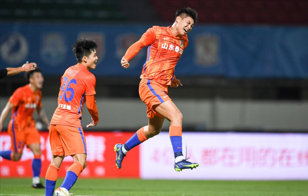 米兰体育网址-夺冠争夺白热化，球队势头逐渐壮大