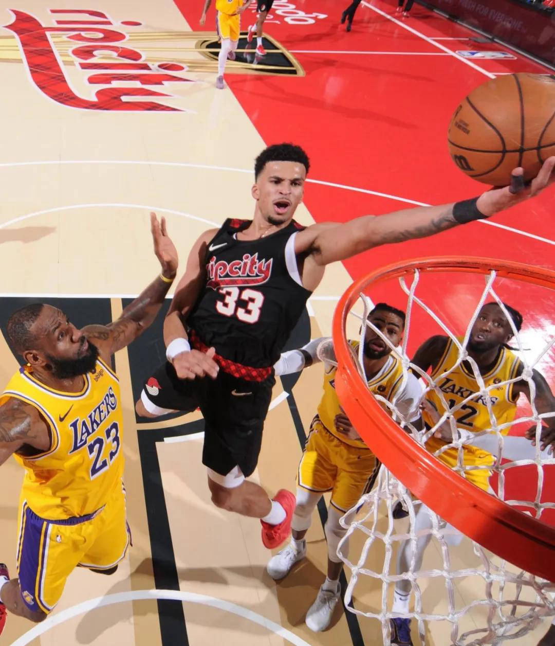 米兰体育官方登录入口-球队风采展现！NBA比赛中黑马崛起