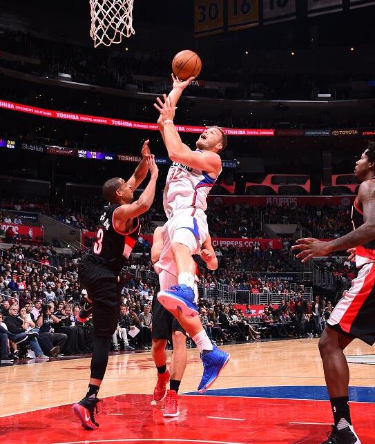 米兰体育下载-关于快船客场战胜开拓者，格里芬上演灌篮暴扣的信息