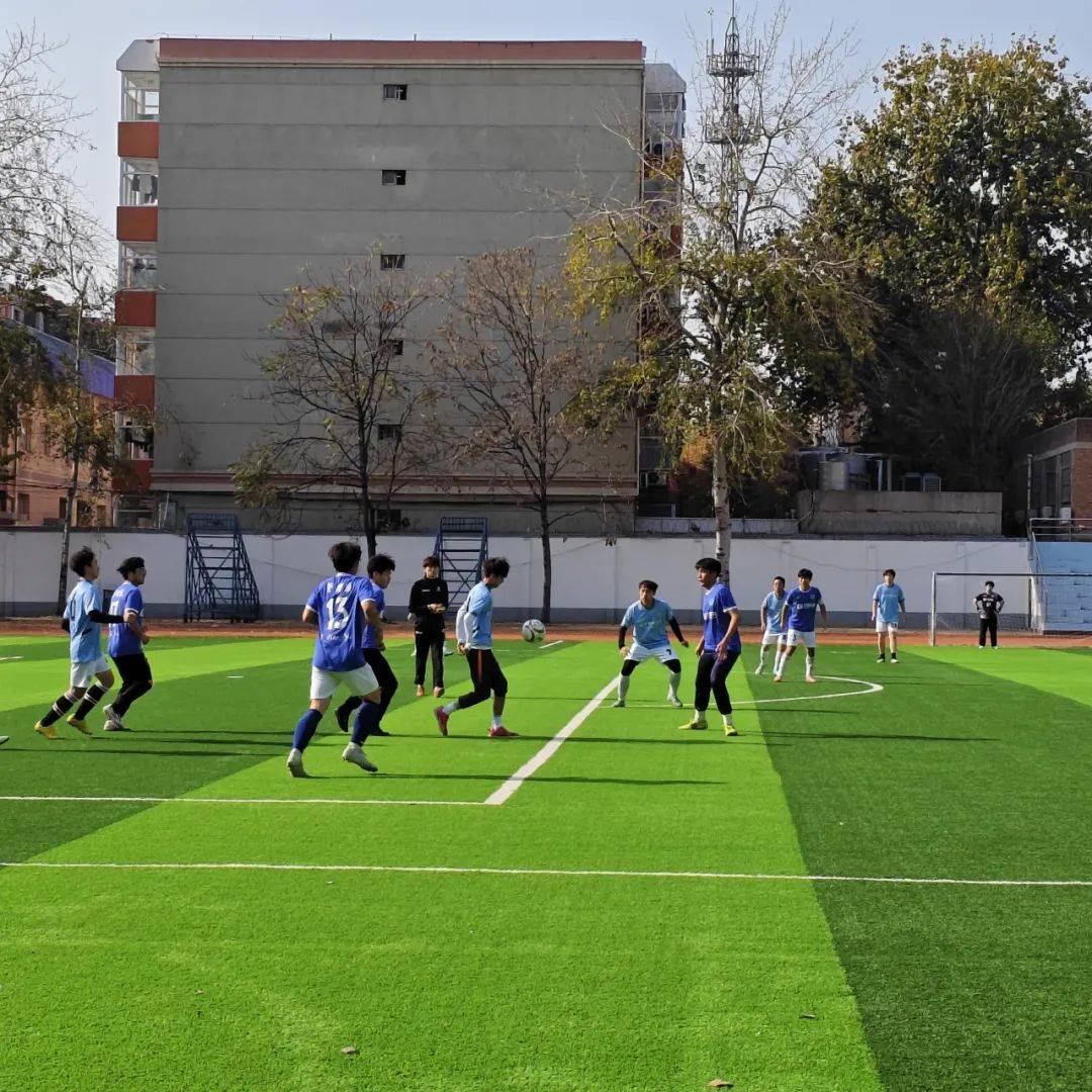 米兰体育官方入口-关于球场上热身的队员遇到幸运，备战充满信心的信息