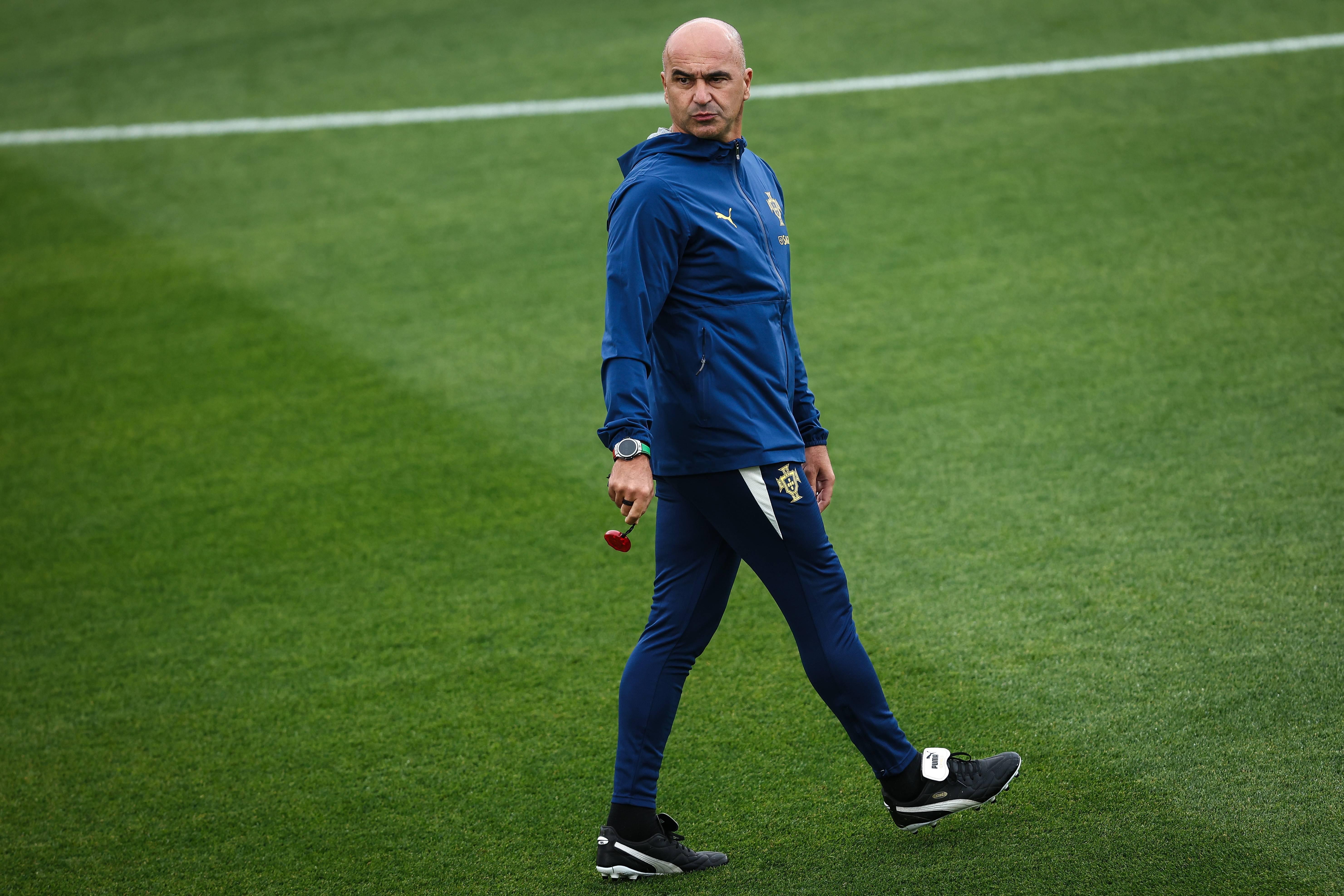 米兰体育教练-足球比赛中球员士气高涨备战