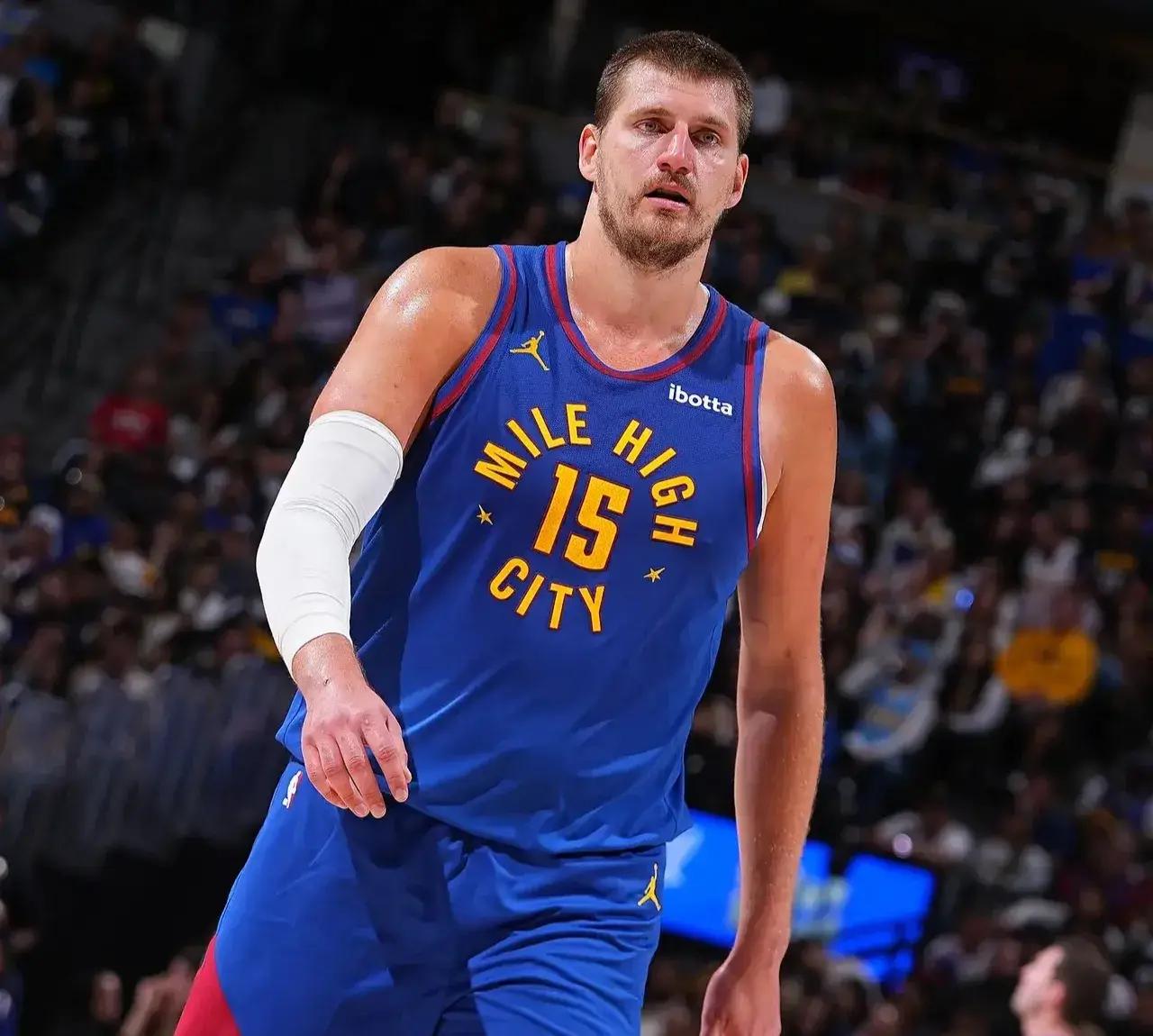 米兰体育中国官网-马刺力克掘金，赢得四连胜