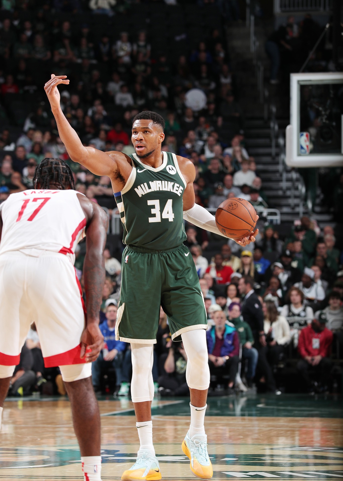 米兰体育网站入口-雄鹿主场大胜马刺，豪取胜利